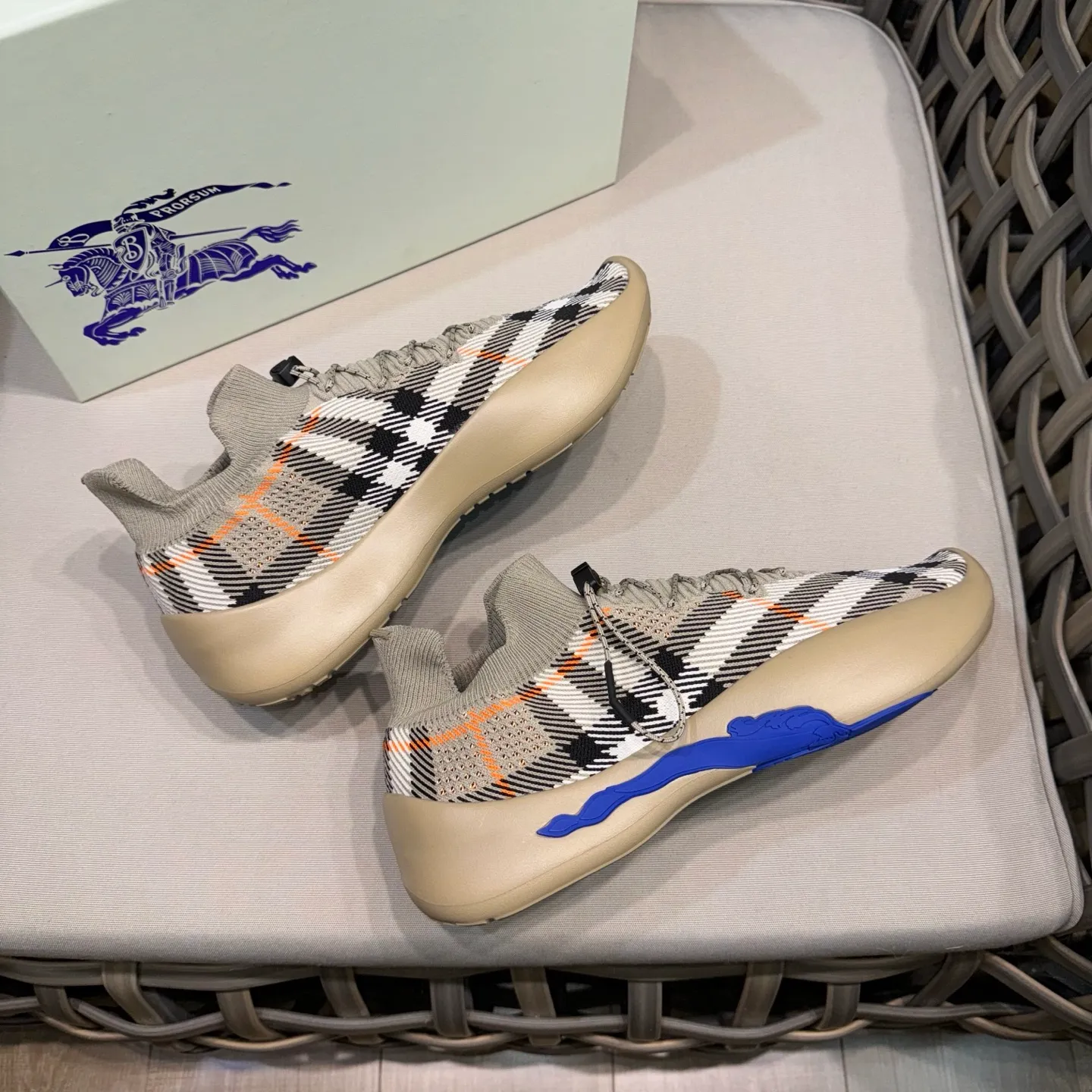 Factory price: 480💰BURBERRY/Burberry plaid knitted Ne men's shoes💰tune sneakers｜With breathable sock-style upper｜Embellished with knitted Burberry plaid｜Leather lining Incorporated into a plaid lace design｜Equipped with B-shaped shield buckle｜The sole is decorated with a large wrapped equestrian knight logo (EKD)｜Round toe #drawstring closure#The sole is decorated with the equestrian knight logo (EKD)｜At least 50% of the main materials of the boutique are from renewable sources Size: 39-44 (45 custom-made)